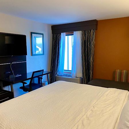 Holiday Inn Express Metropolis By Ihg Экстерьер фото