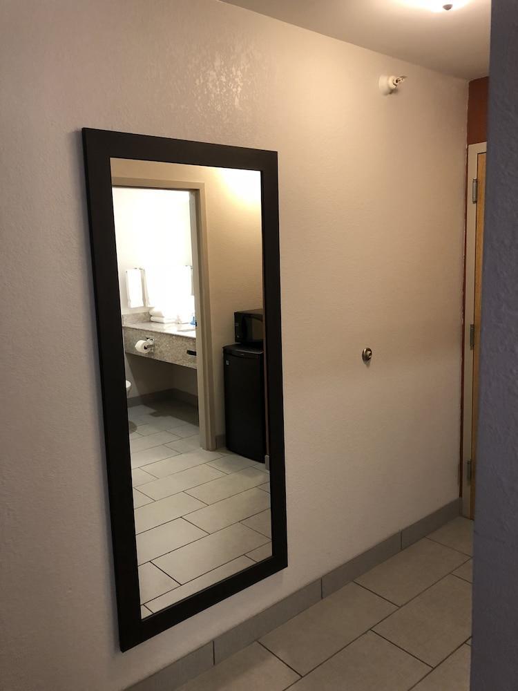 Holiday Inn Express Metropolis By Ihg Экстерьер фото
