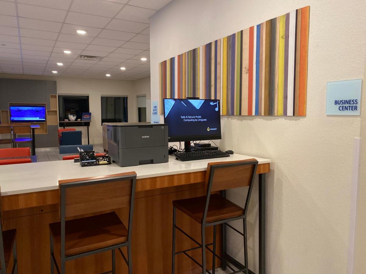 Holiday Inn Express Metropolis By Ihg Экстерьер фото