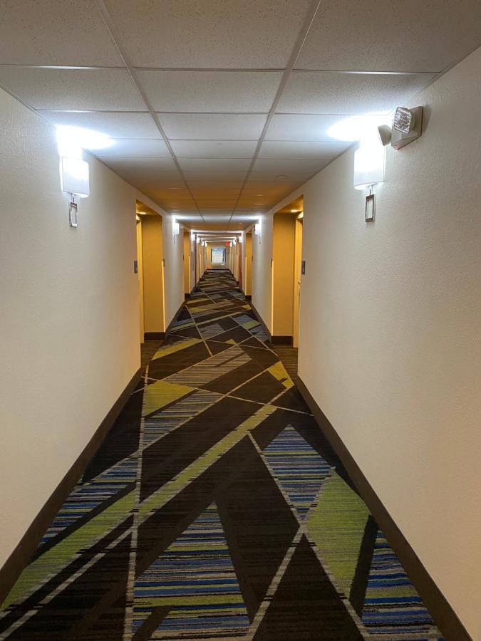 Holiday Inn Express Metropolis By Ihg Экстерьер фото