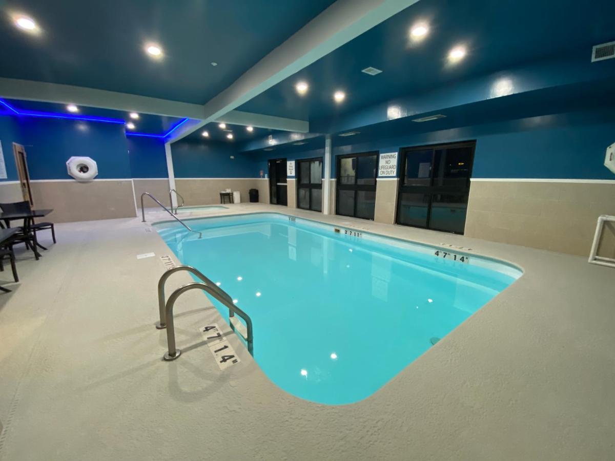 Holiday Inn Express Metropolis By Ihg Экстерьер фото
