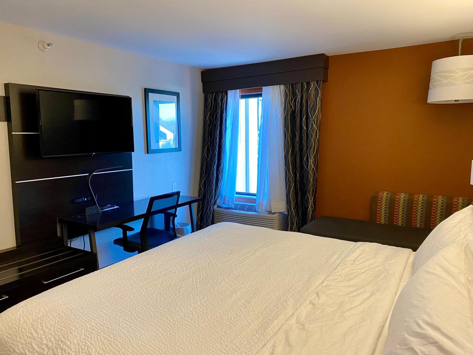 Holiday Inn Express Metropolis By Ihg Экстерьер фото