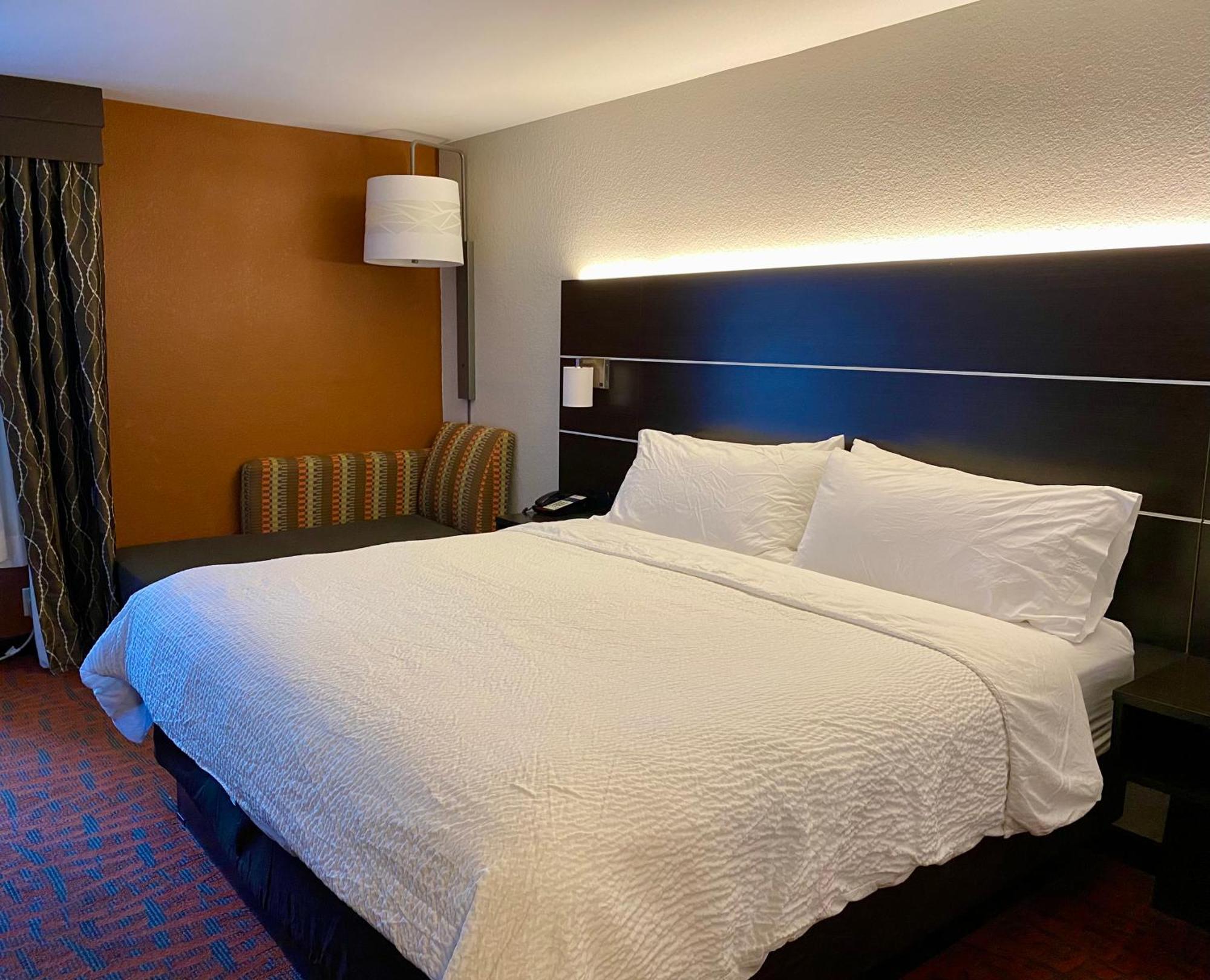 Holiday Inn Express Metropolis By Ihg Экстерьер фото