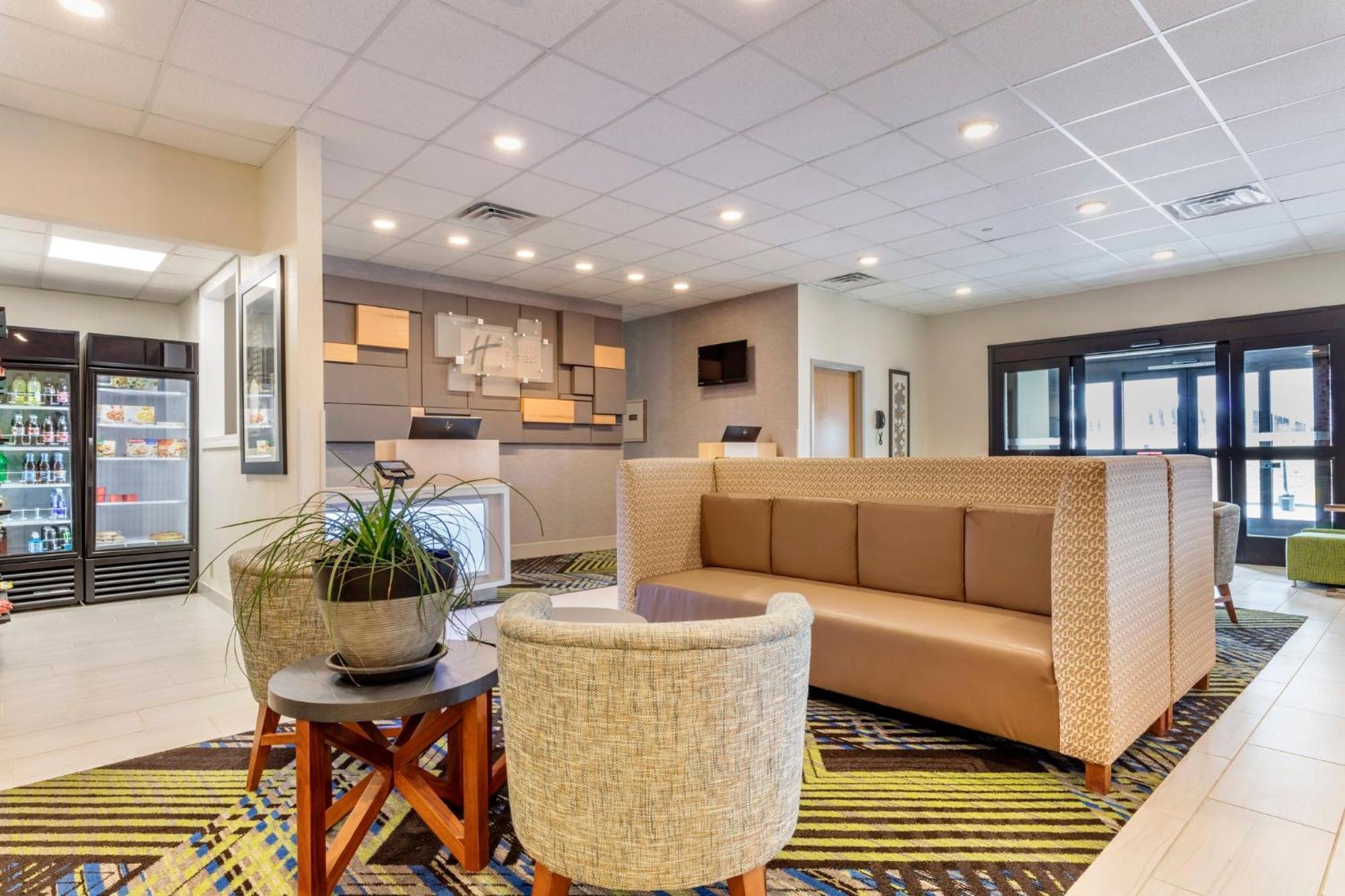Holiday Inn Express Metropolis By Ihg Экстерьер фото