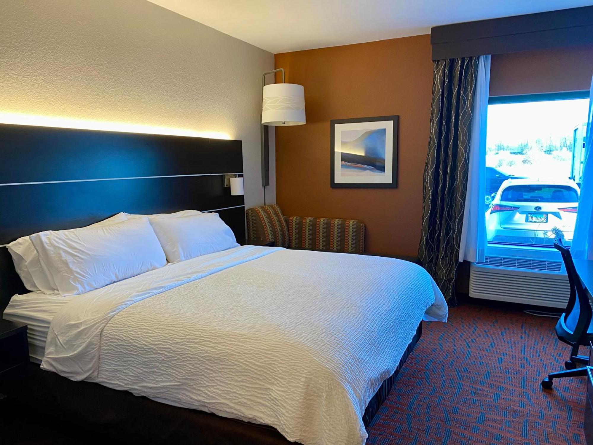 Holiday Inn Express Metropolis By Ihg Экстерьер фото
