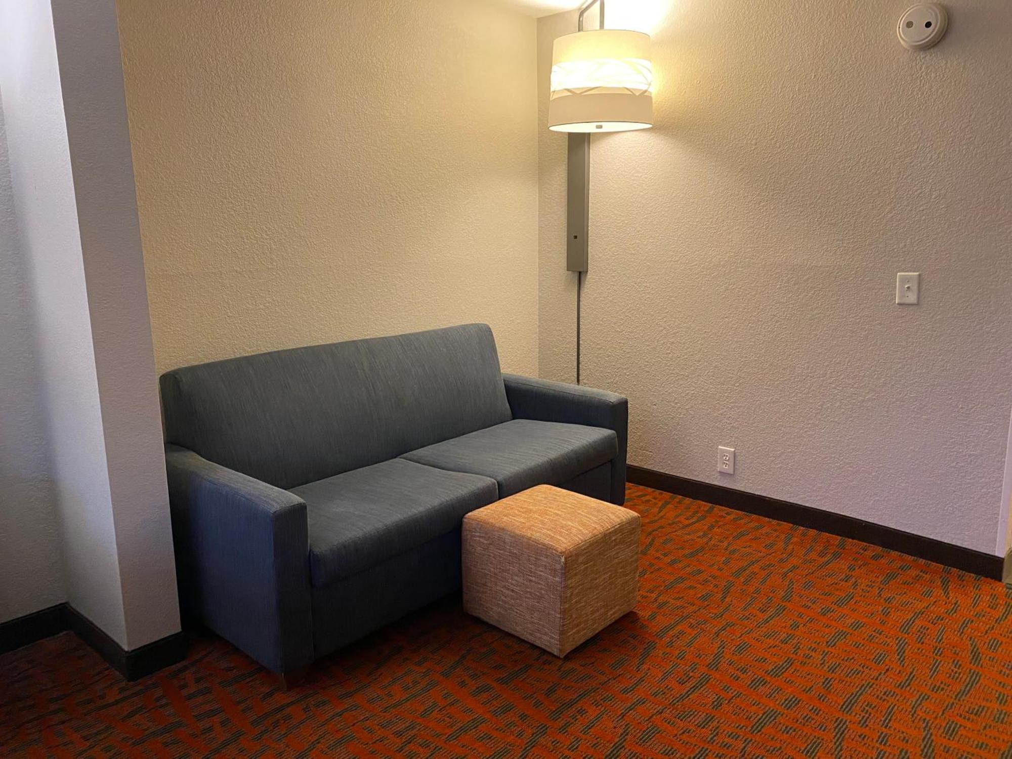 Holiday Inn Express Metropolis By Ihg Экстерьер фото