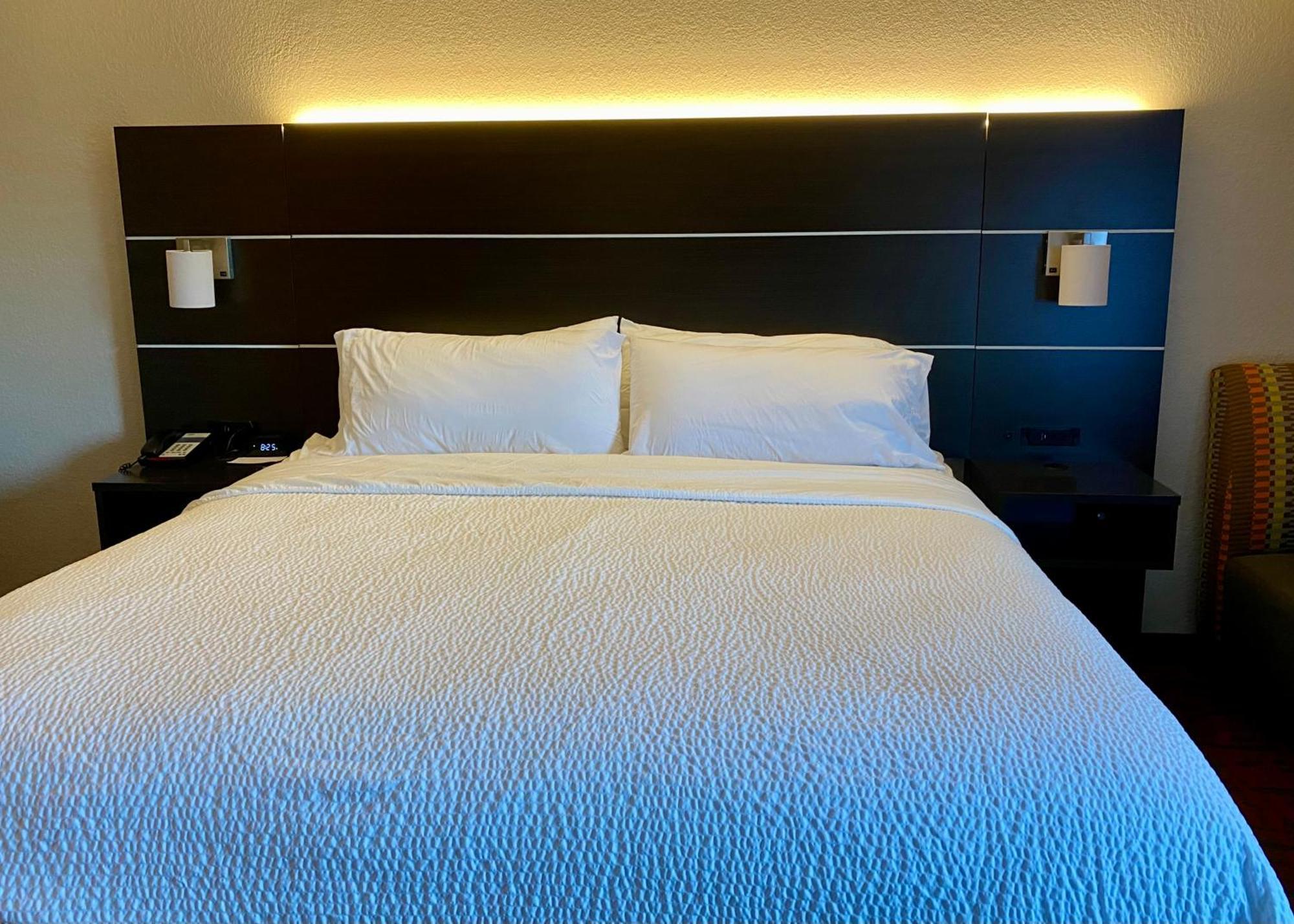 Holiday Inn Express Metropolis By Ihg Экстерьер фото