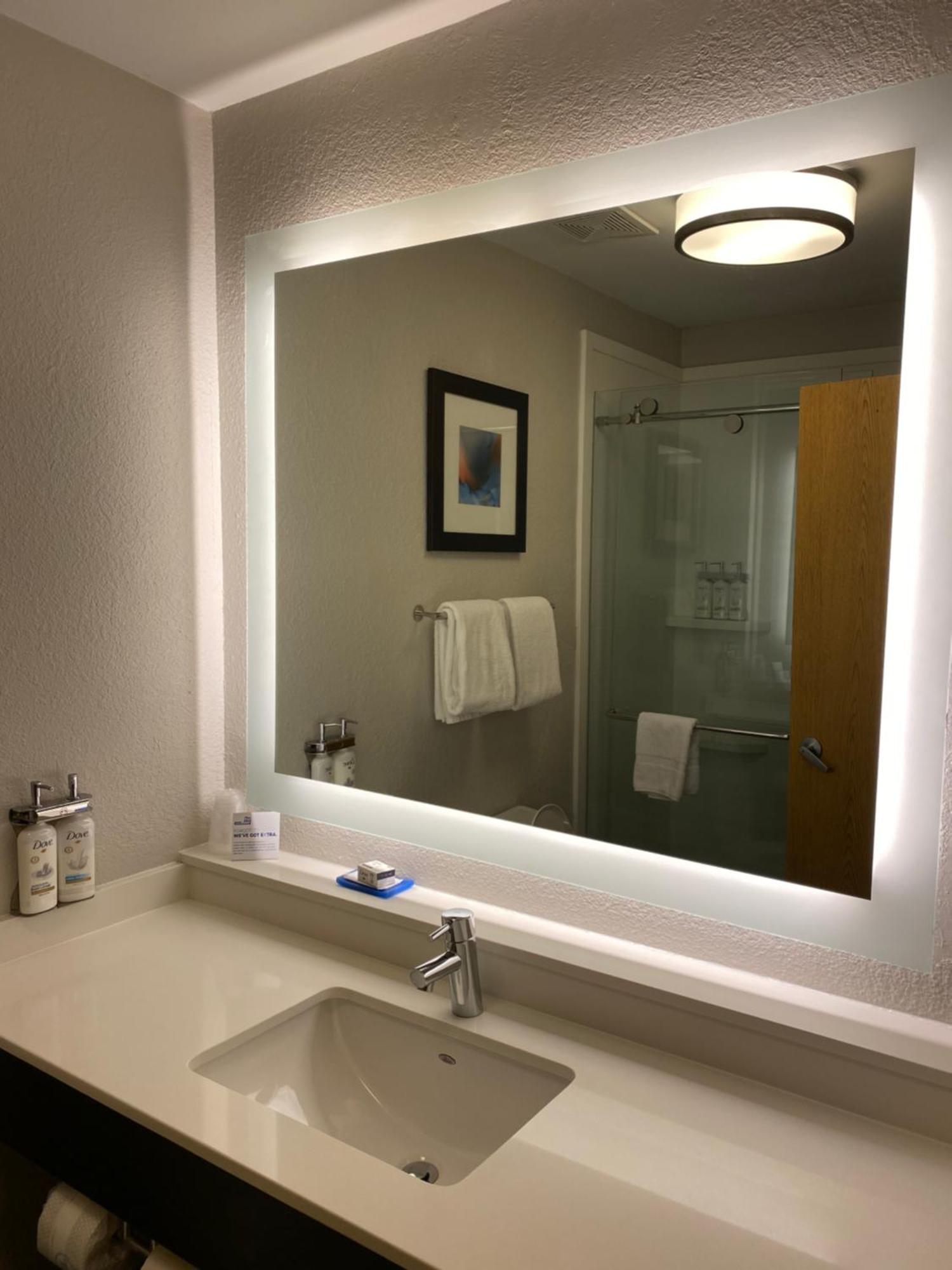 Holiday Inn Express Metropolis By Ihg Экстерьер фото