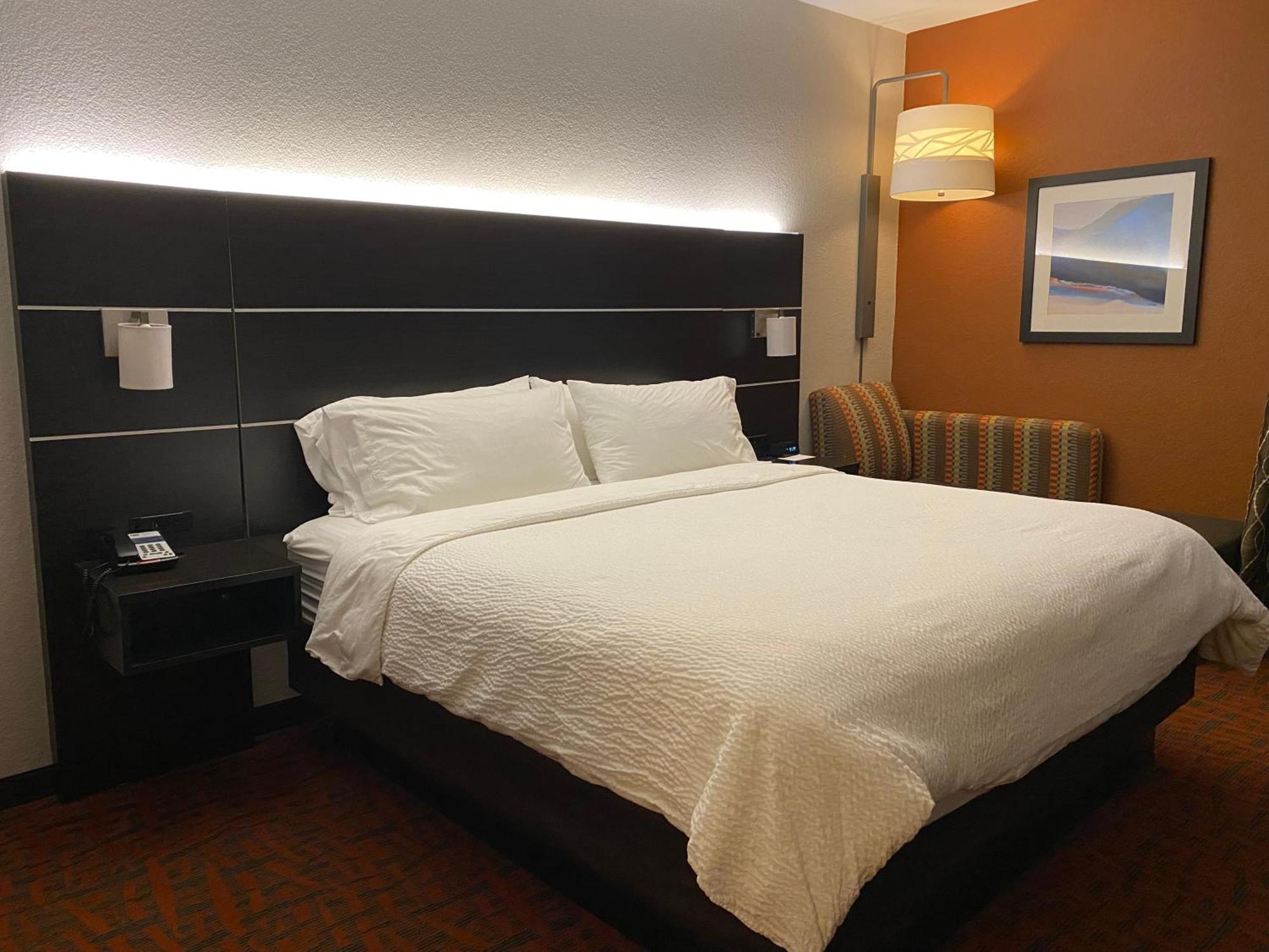 Holiday Inn Express Metropolis By Ihg Экстерьер фото