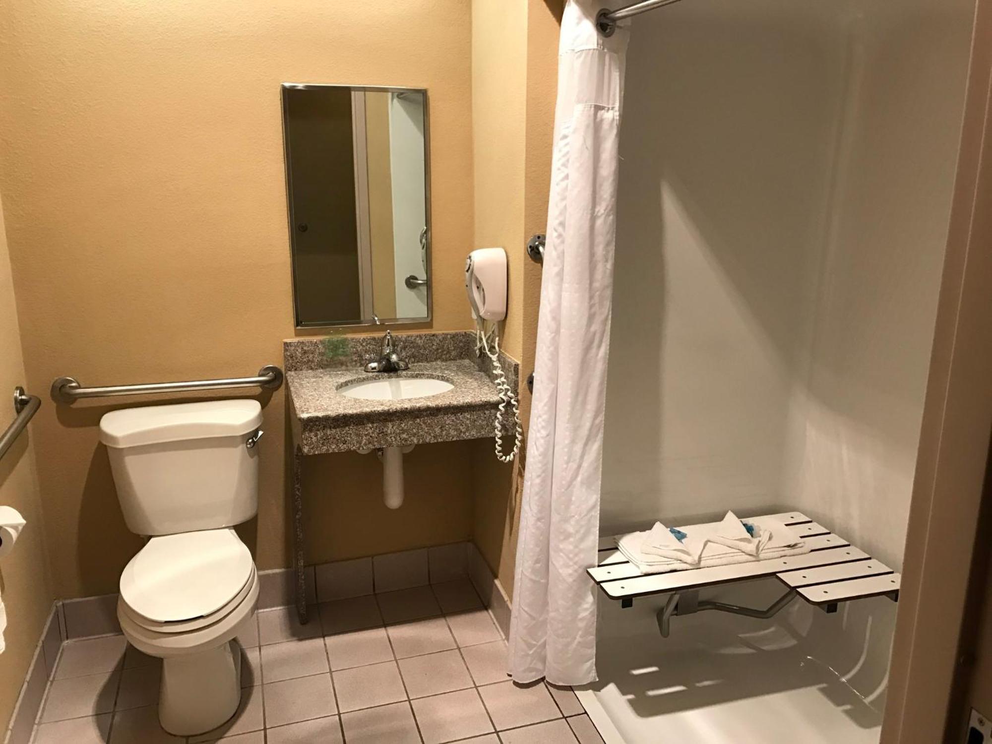 Holiday Inn Express Metropolis By Ihg Экстерьер фото
