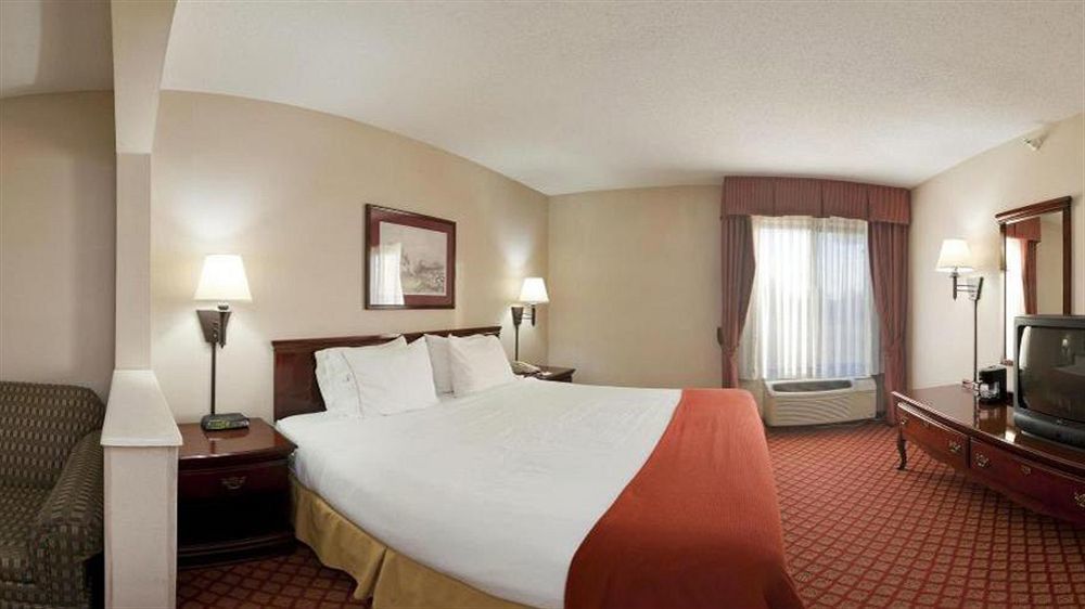 Holiday Inn Express Metropolis By Ihg Экстерьер фото