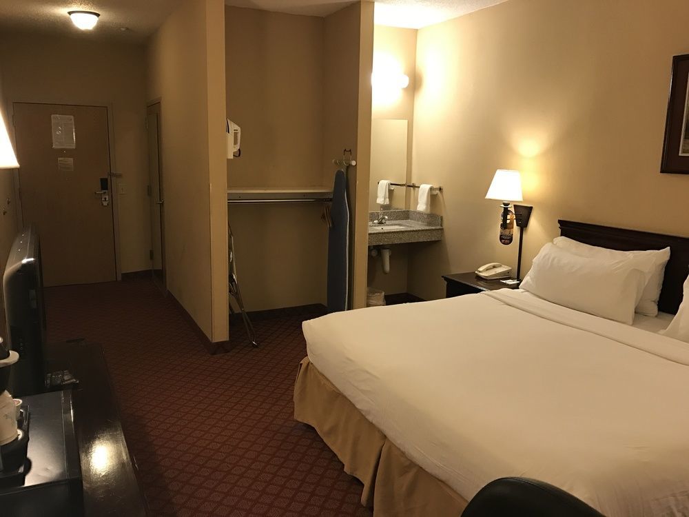 Holiday Inn Express Metropolis By Ihg Экстерьер фото