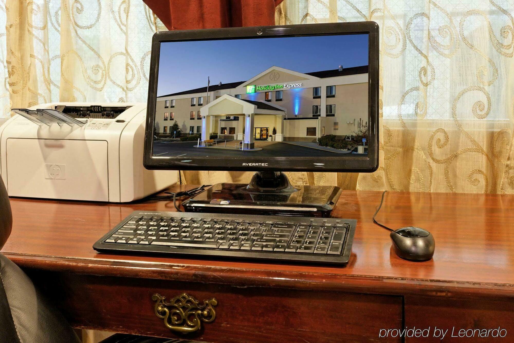 Holiday Inn Express Metropolis By Ihg Экстерьер фото
