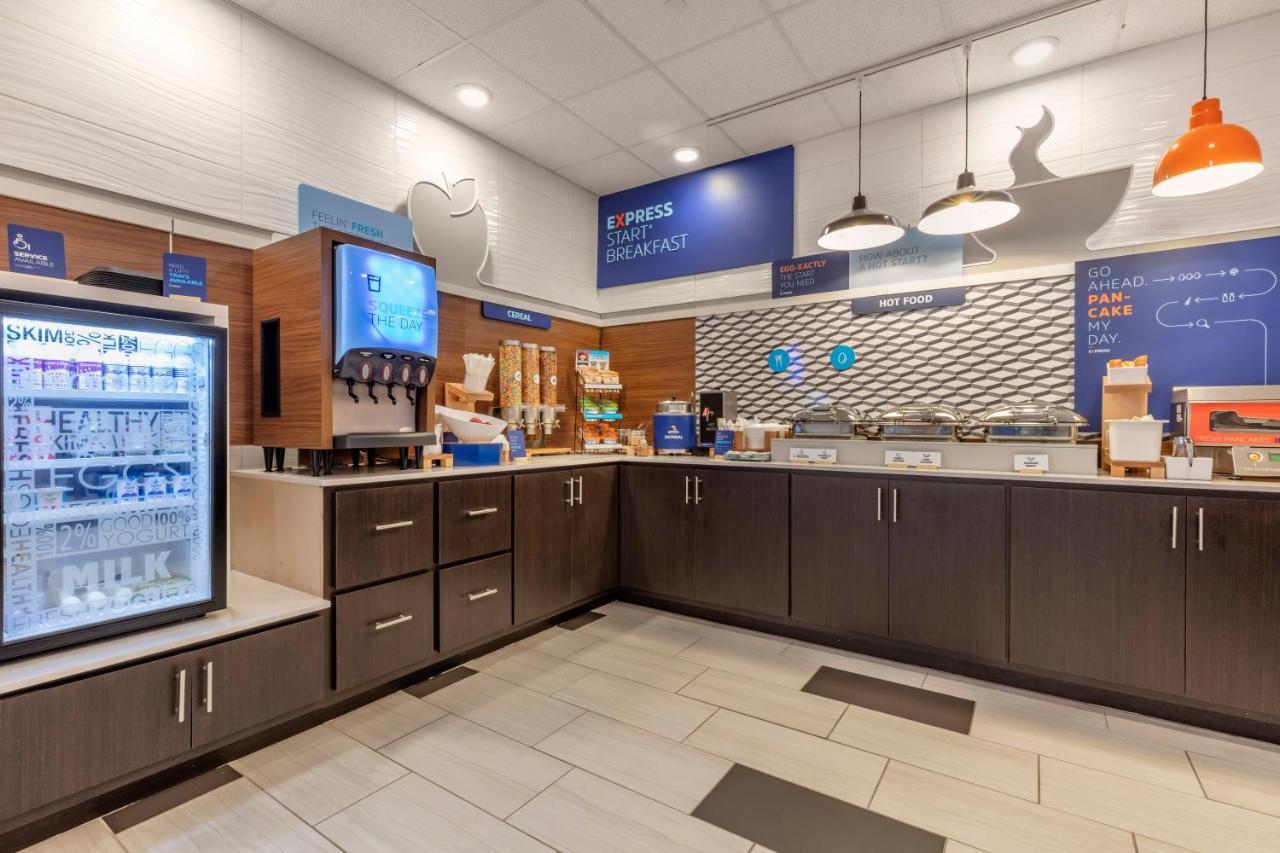 Holiday Inn Express Metropolis By Ihg Экстерьер фото