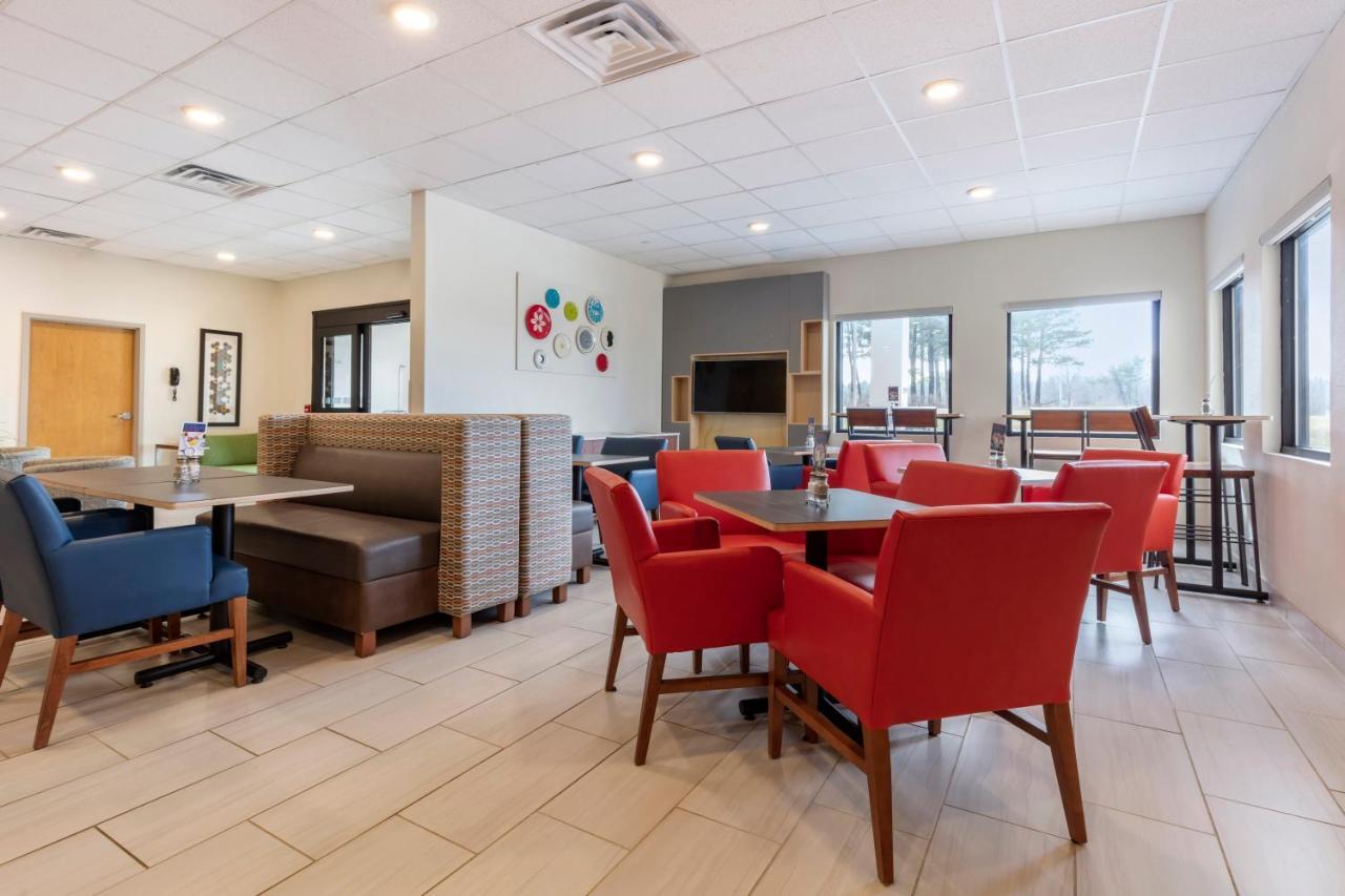 Holiday Inn Express Metropolis By Ihg Экстерьер фото