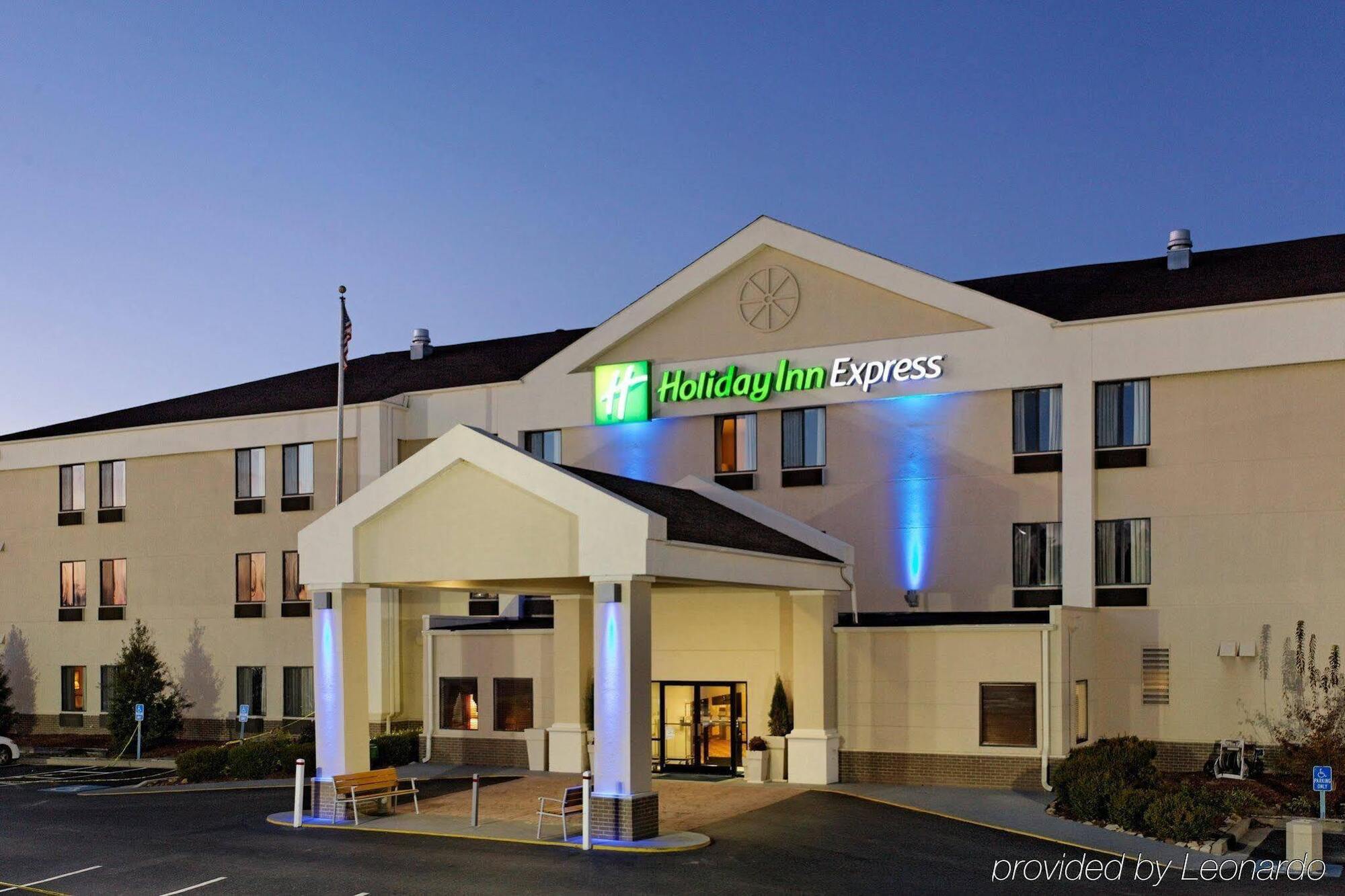 Holiday Inn Express Metropolis By Ihg Экстерьер фото