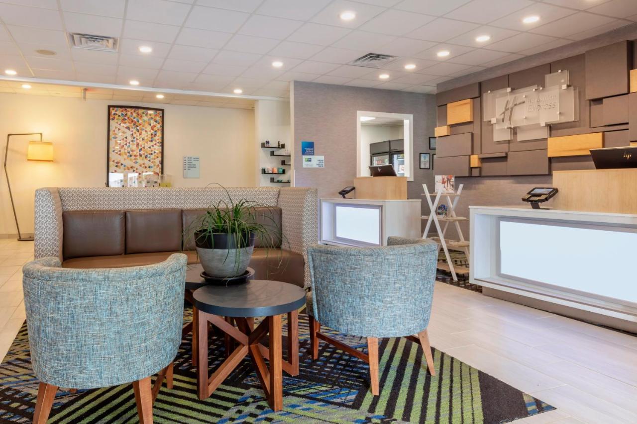 Holiday Inn Express Metropolis By Ihg Экстерьер фото