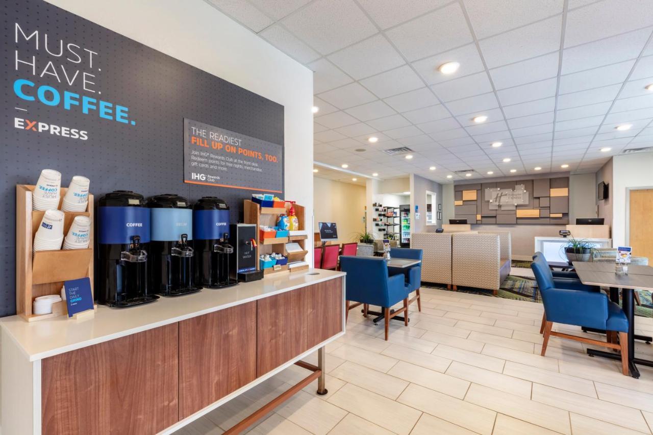 Holiday Inn Express Metropolis By Ihg Экстерьер фото